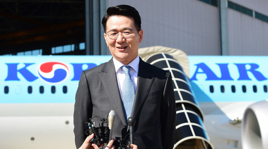 대한항공의 B787-9 차세대 항공기 공개행사가 27일 오전 인천 대저동 대한항공 인천정비격납고에서 열리고 있다. 조원태 사장이 취재진의 질문에 답변하고 있다.  연합뉴스